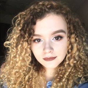 Meet your Posher, Chloe